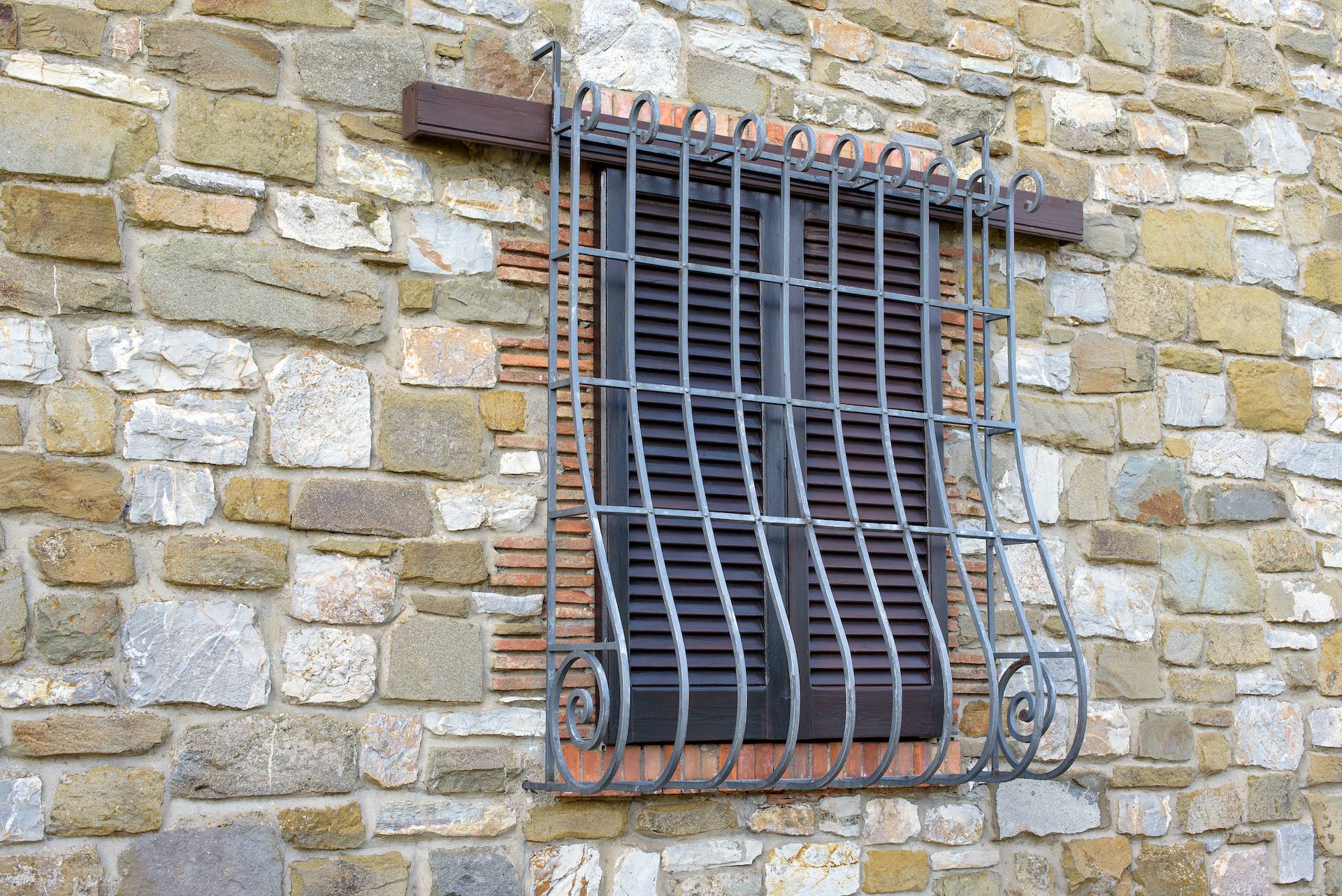 Grate di Sicurezza in Ferro: Unire Sicurezza e Design con Arte e Ferro